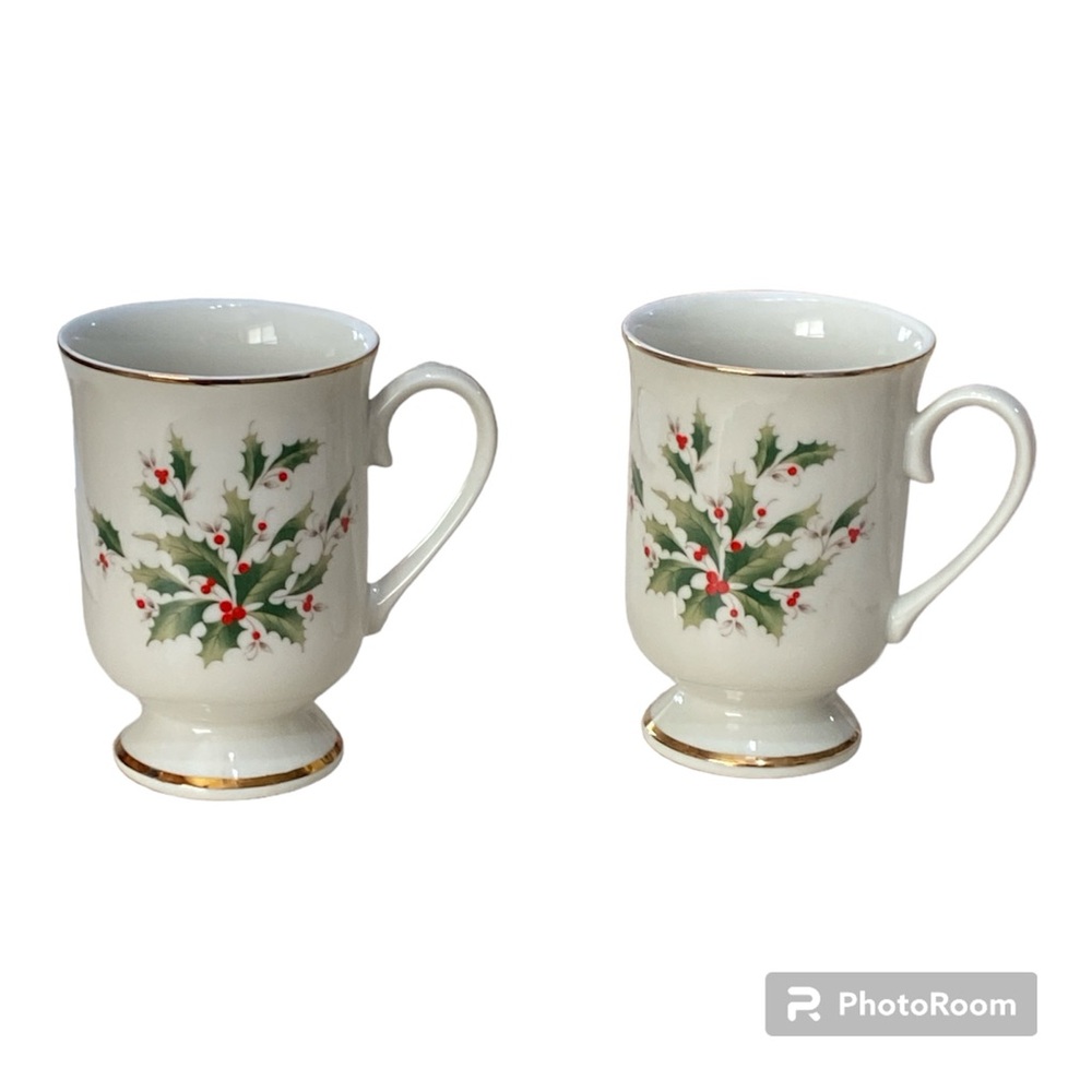 Vintage Sanyei Footed Tea Coffee Mugs Christmas Made in Japan Holly Berry